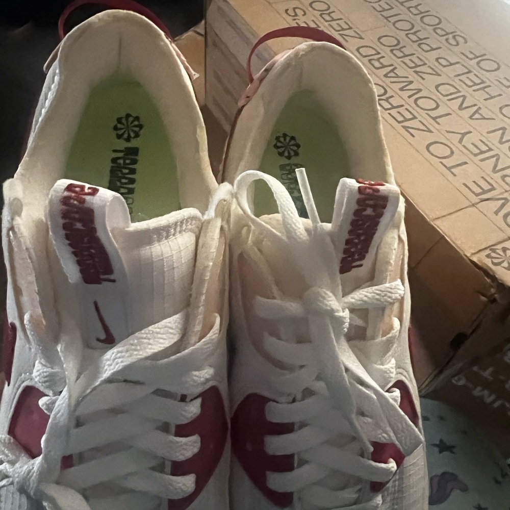 Women maroon and white air max never been worn